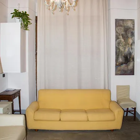 Charme & Art Gallery - Pescioni Apartment *
